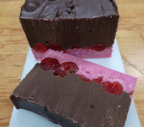 Tarta de queso con chocolate y cerezas